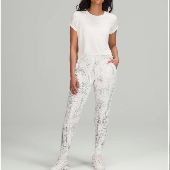 Lululemon Warm Down Joggers sweatpants 7/8 Length
Thread Dye White Black - Picture 2 of 5